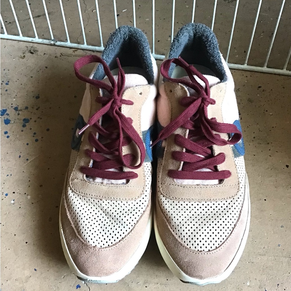 ARO Sneakers
